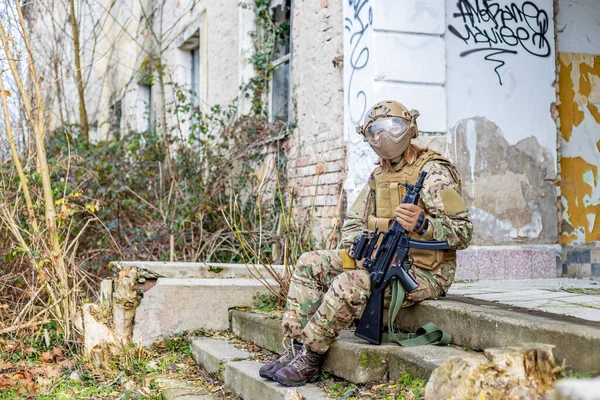 Belle Fille Uniforme Militaire Avec Pistolet Airsoft Assis Sur Les — Photo