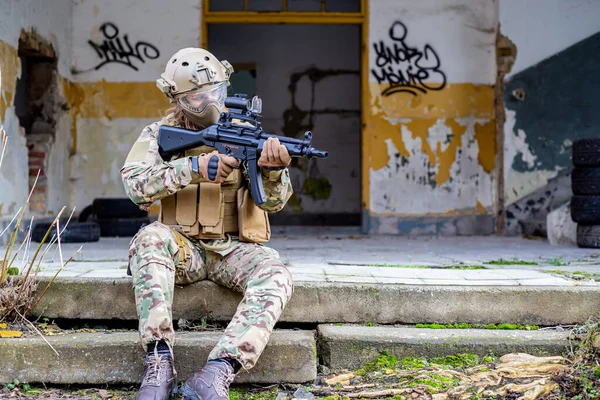 Belle Fille Uniforme Militaire Avec Pistolet Airsoft Assis Sur Les — Photo