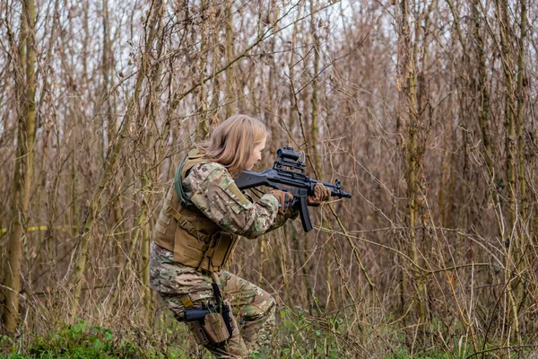 Belle Fille Uniforme Militaire Avec Pistolet Airsoft Dans Forêt — Photo