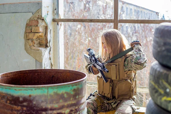 Belle Fille Uniforme Militaire Avec Pistolet Airsoft Assis Une Fenêtre — Photo