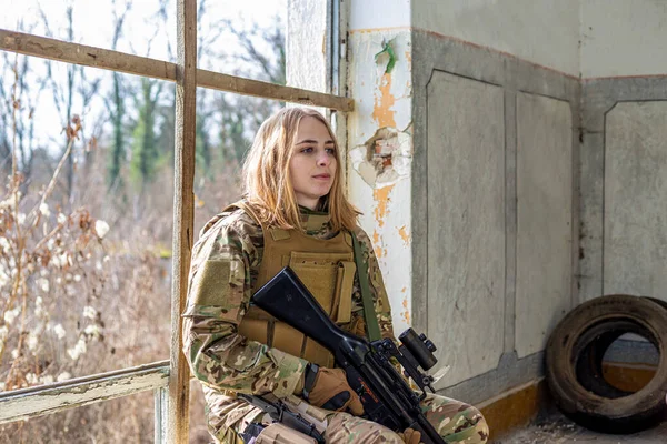 Belle Fille Uniforme Militaire Avec Pistolet Airsoft Assis Une Fenêtre — Photo