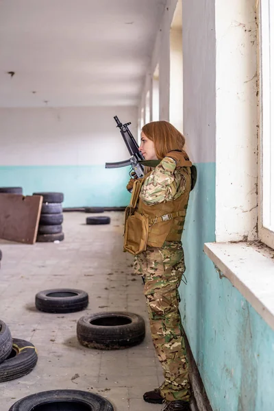 Belle Fille Uniforme Militaire Avec Pistolet Airsoft Dans Bâtiment Abandonné — Photo