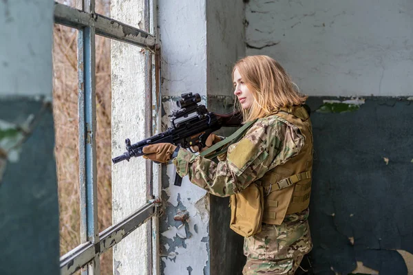 Piękna Dziewczyna Mundurze Wojskowym Airsoftową Spluwą Opuszczonym Budynku Wyglądającym Przez — Zdjęcie stockowe