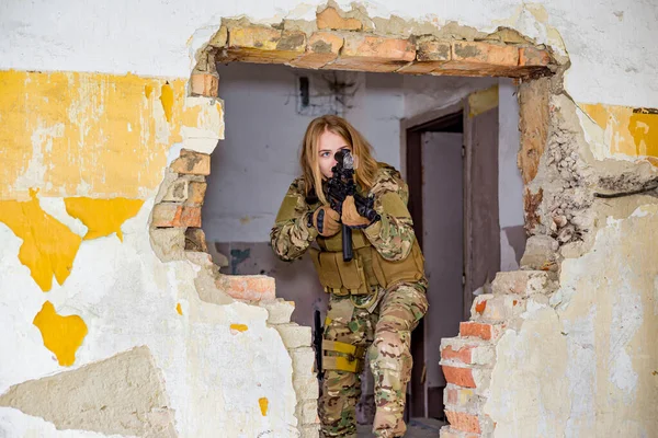 Belle Fille Uniforme Militaire Avec Pistolet Airsoft Dans Bâtiment Abandonné — Photo