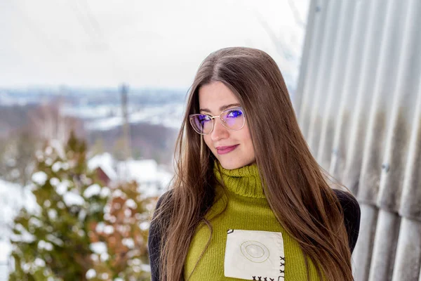 Ένα Όμορφο Χαμογελαστό Κορίτσι Γυαλιά Στέκεται Στη Βεράντα Χειμώνα — Φωτογραφία Αρχείου