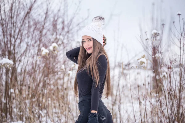 Ein Schönes Lächelndes Mädchen Schwarzer Kleidung Und Weißer Strickmütze Winter — Stockfoto