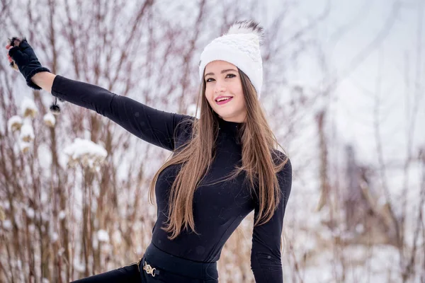 Ein Schönes Lächelndes Mädchen Schwarzer Kleidung Und Weißer Strickmütze Winter — Stockfoto