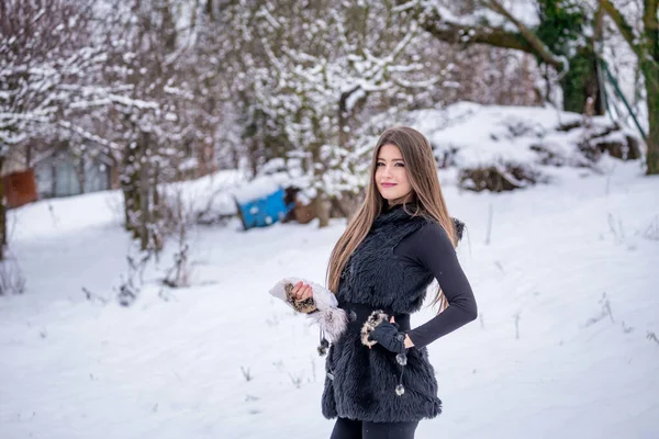 Ein Schönes Mädchen Das Winter Garten Steht — Stockfoto