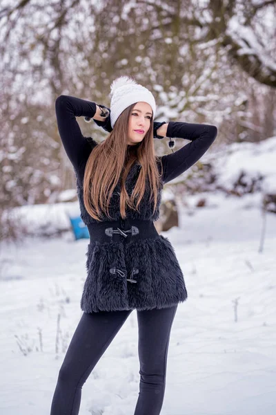 Ein Schönes Mädchen Schwarzer Kleidung Und Weißer Strickmütze Winter — Stockfoto