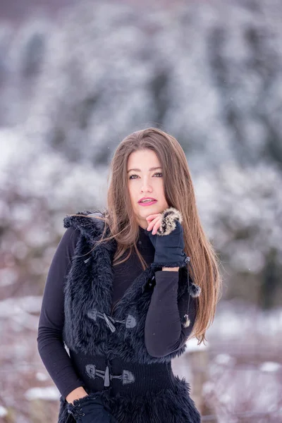 Ένα Όμορφο Κορίτσι Μαύρα Ρούχα Χειμώνα — Φωτογραφία Αρχείου