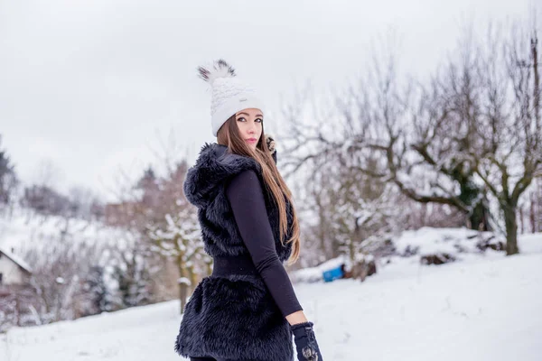 Красивая Улыбающаяся Девушка Черной Одежде Белой Вязаной Шляпе Зимой — стоковое фото