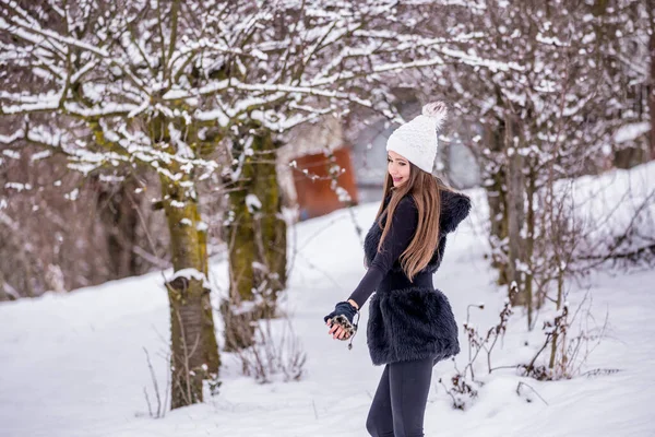 Ein Schönes Lächelndes Mädchen Schwarzer Kleidung Und Weißer Strickmütze Winter — Stockfoto