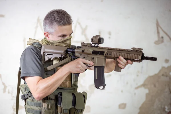 Homme Debout Avec Fusil Assaut Airsoft Uniforme Militaire Dans Hangar — Photo