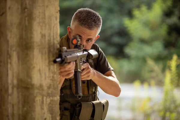 Homme Debout Avec Fusil Assaut Airsoft Uniforme Militaire Derrière Couverture — Photo