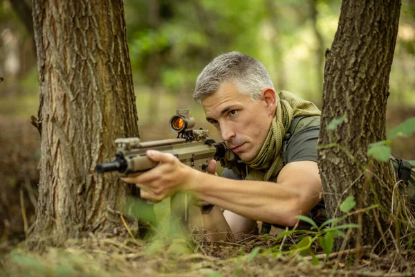 Homme Est Allongé Dans Forêt Avec Fusil Assaut Airsoft Uniforme — Photo