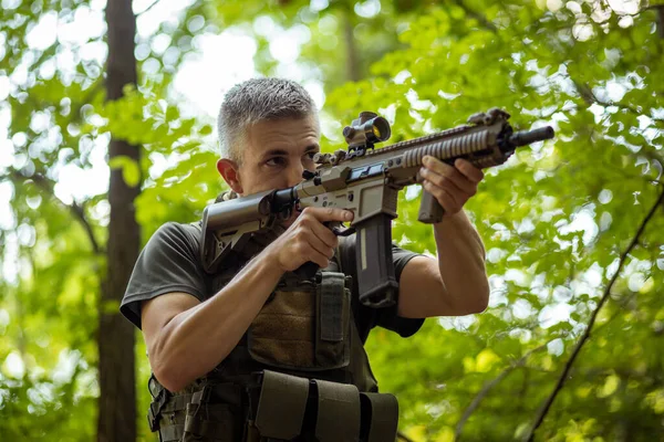 Een Man Met Een Geweer Militair Uniform Het Bos — Stockfoto