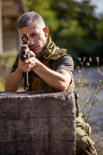 Homme Agenouille Derrière Couverture Avec Fusil Assaut Airsoft Uniforme Militaire — Photo