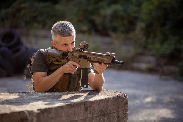 Homme Agenouille Derrière Couverture Avec Fusil Assaut Airsoft Uniforme Militaire — Photo