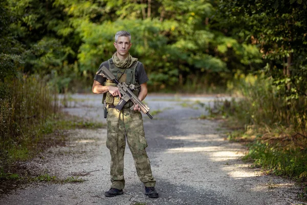 Hombre Pie Con Rifle Asalto Airsoft Uniforme Militar Fotos de stock libres de derechos