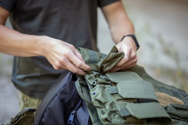 Primer Plano Hombre Preparándose Para Juego Airsoft Uniforme Militar Imágenes de stock libres de derechos