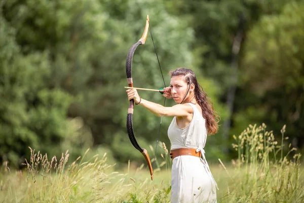 Una Mujer Húngara Con Vestido Lino Pie Con Arco Campo Imágenes de stock libres de derechos