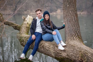 Genç çift, Macaristan 'ın Zalaegerszeg kentinde sisli bir kış gününde Gebart Gölü' nde birlikte vakit geçiriyorlar.