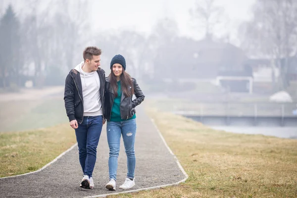 Young Couple Spending Time Together Lake Gebart Foggy Winter Day — Stock Photo, Image