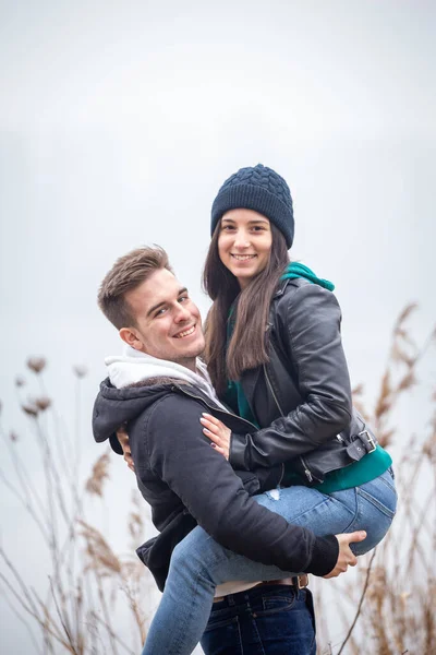 Young Couple Having Fun Nature Foggy Winter Day — Stock Photo, Image