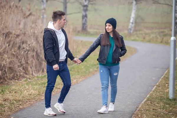 Young Couple Walking Nature Foggy Winter Day Looking Each Other — Stock Photo, Image