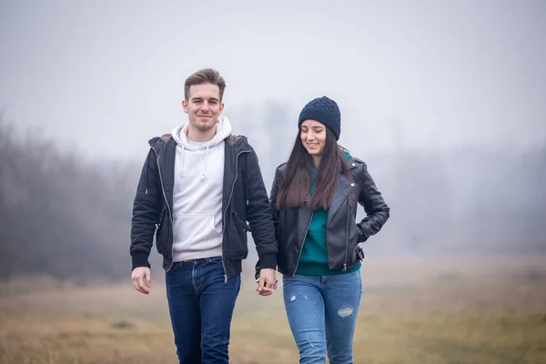 Young Couple Walking Nature Foggy Winter Day — Stock Photo, Image