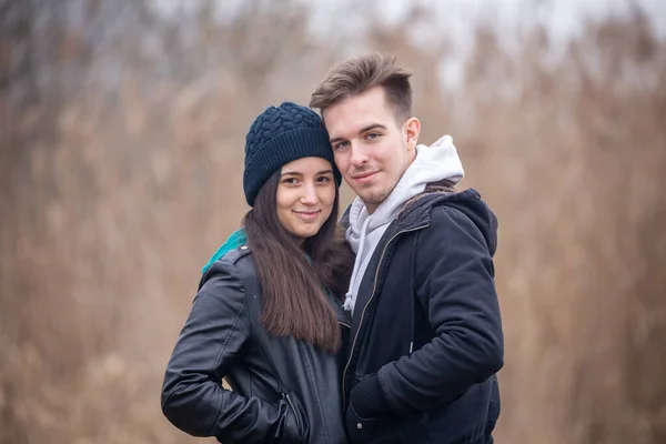 Portrait Young Couple Standing Nature Winter Day — Stock Photo, Image