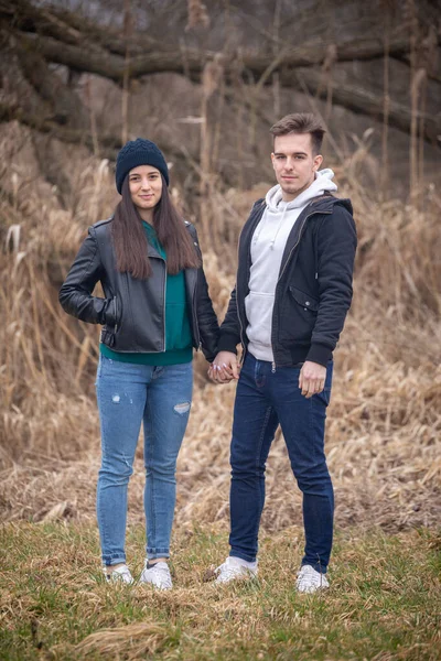 Young Couple Standing Nature Winter Day — Stock Photo, Image