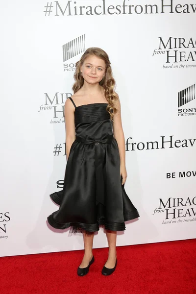 Kylie Rogers at the "Miracles From Heaven" — Stock Photo, Image