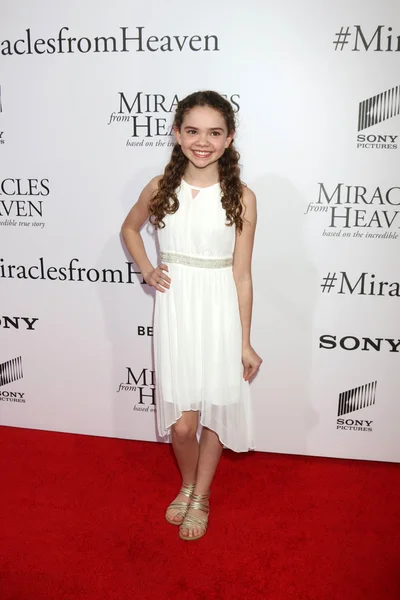 Hannah Alligood at the "Miracles From Heaven" — Stock Photo, Image