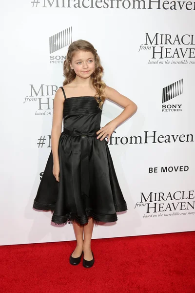 Kylie Rogers at the "Miracles From Heaven" — Stock Photo, Image