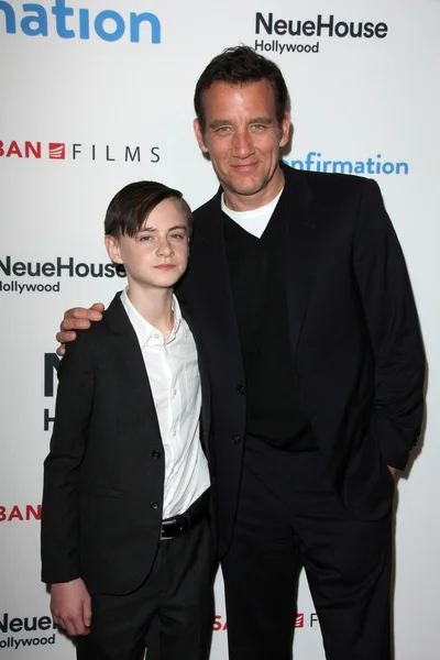 Jaeden Lieberher, Clive Owen — Zdjęcie stockowe