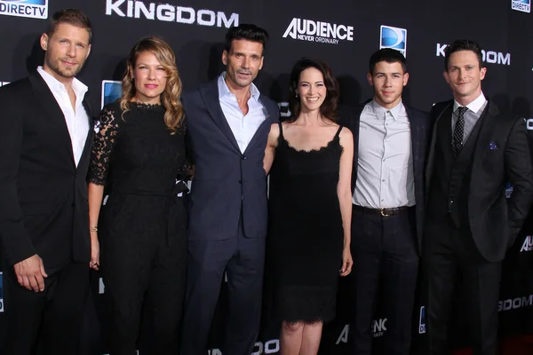 Nick Jonas, Joanna będzie, Matt Lauria, Kiele Sanchez, Frank Grillo i Jonathan Tucker — Zdjęcie stockowe