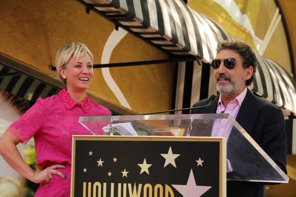 Kaley Cuoco, Chuck Lorre — Zdjęcie stockowe