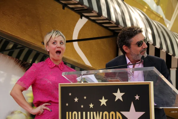 Kaley Cuoco, Chuck Lorre — Zdjęcie stockowe