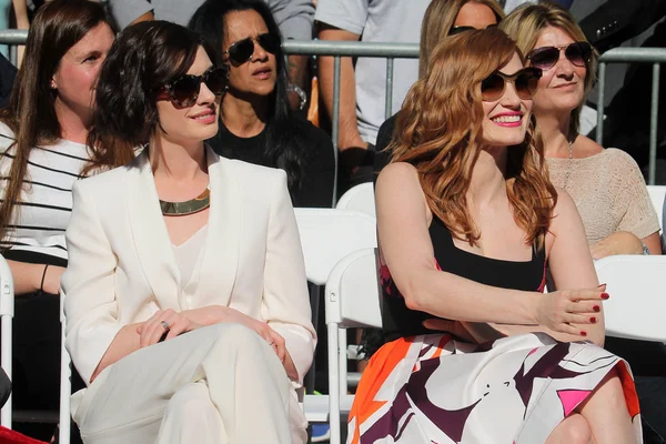 Anne Hathaway, Jessica Chastain —  Fotos de Stock