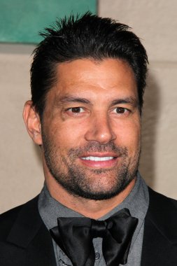 Manu Bennett