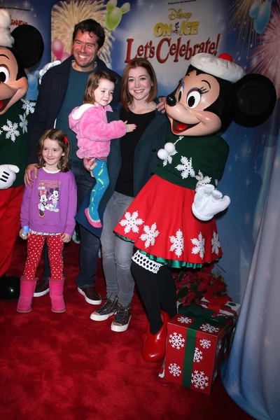 Alyson Hannigan and Alexis Denisof with children — Stock Photo, Image