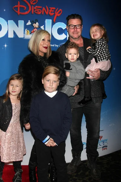 Tori Spelling and Dean McDermott with children — Stock Photo, Image