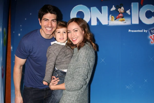 Brandon Routh und Courtney Ford mit Sohn — Stockfoto