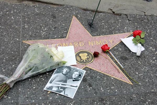 Flores en Leonard Nimoy 's Star en el Paseo de la Fama de Hollywood —  Fotos de Stock