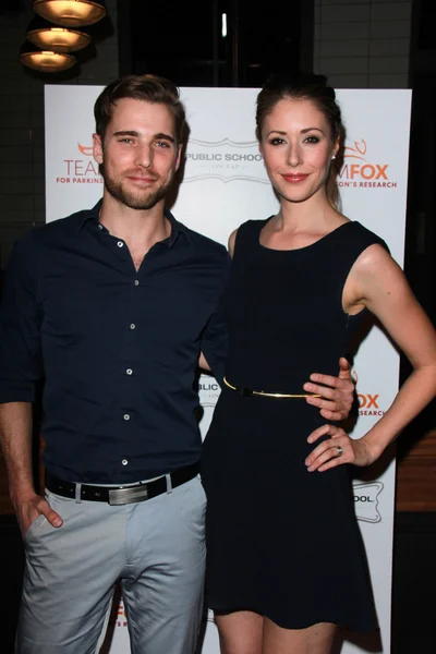 Dustin Milligan, Amanda Crew — Stock fotografie