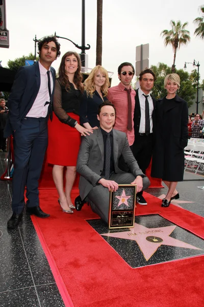 Kunal Nayyar, Mayim Bialik, Melissa Rausch, Simon Helberg, Johnny Galecki, Kaley Cuoco-Sweeting, Jim Parsons — kuvapankkivalokuva