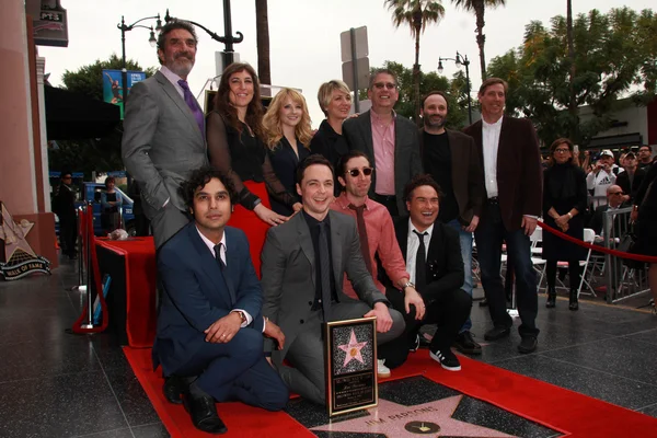 Chuck Lorre, Kunal Nayyar, Mayim Bialik, Melissa Rausch, Simon Helberg, Johnny Galecki, Kaley Cuoco-Sweeting, Jim Parsons — Stock Photo, Image