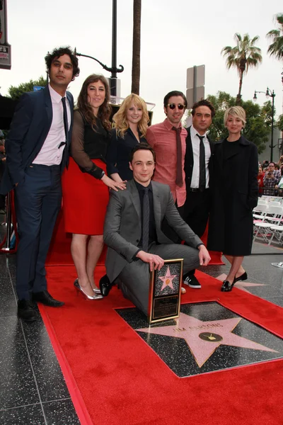 Kunal Nayyar, Mayim Bialik, Melissa Rausch, Simon Helberg, Johnny Galecki, Kaley Cuoco-Sweeting, Jim Parsons — kuvapankkivalokuva