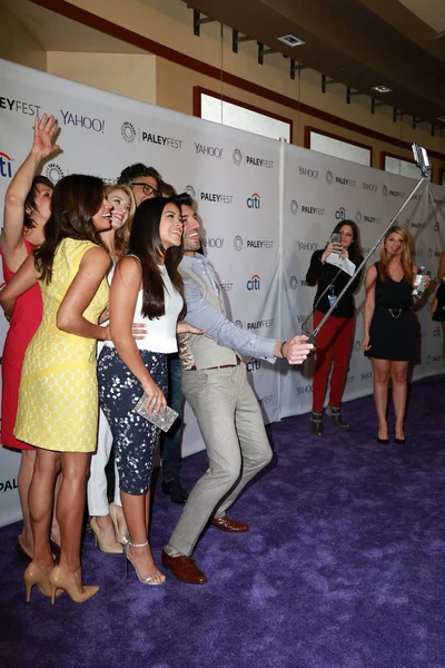 Jaime Camil, Andrea Navedo, Ivonne Coll, Gina Rodriguez, Yael Grobglas, Justin Baldoni, Brett Dier — Stock Photo, Image